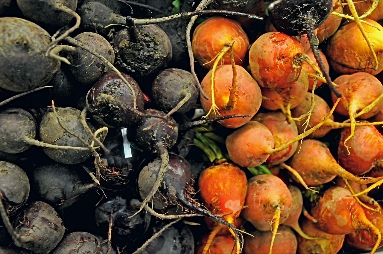 Varie verdure scure su un tavolo, evidenziando il fenomeno della scurimento naturale.