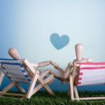 Coppia innamorata in un suggestivo villaggio romantico per San Valentino.