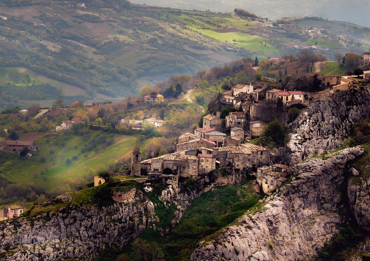 Panorama di un borgo tranquillo immerso nella natura italiana, ideale per chi cerca silenzio e relax.