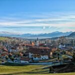 Borghi pittoreschi italiani, ideali per un weekend low cost, con strade acciottolate e paesaggi affascinanti.
