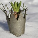 Vasi sul balcone coperti con tessuto per proteggerli dal gelo in inverno.