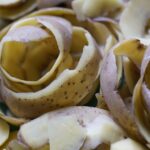 Bucce di patate bollite, pronte per essere utilizzate come fertilizzante naturale per il prato.