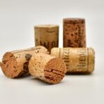 Tappi di sughero utilizzati come pacciamatura in vasi per migliorare la salute delle piante.