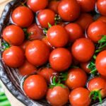 Pomodori rigogliosi in un orto, con acqua arricchita per una crescita ottimale.