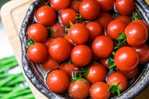 Pomodori rigogliosi in un orto, con acqua arricchita per una crescita ottimale.